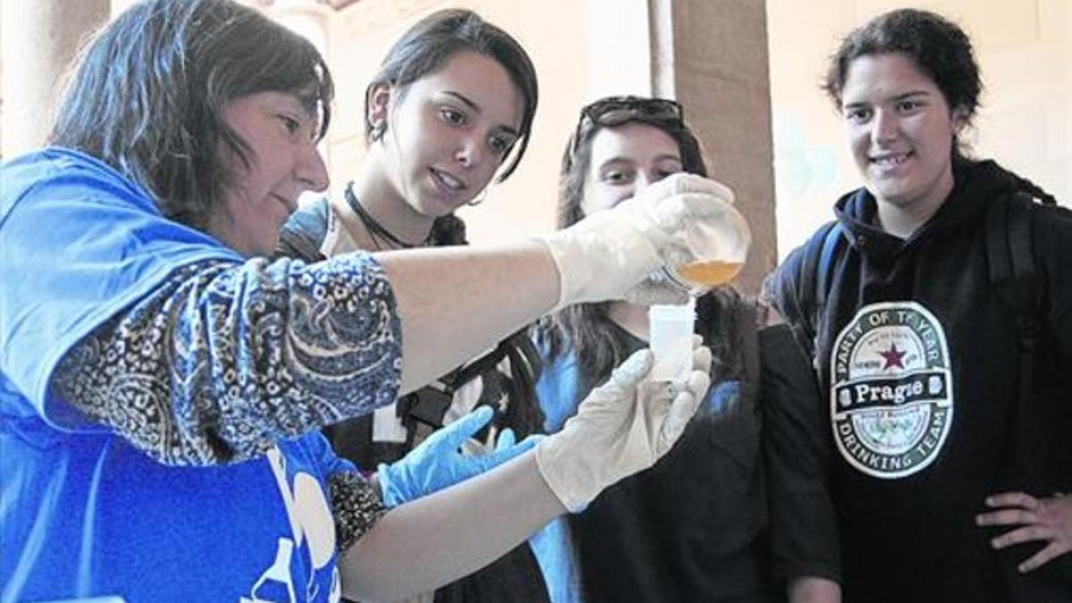 Experimentando 8 Unos jóvenes visitantes atienden a un ensayo en la fiesta de la UB, ayer.