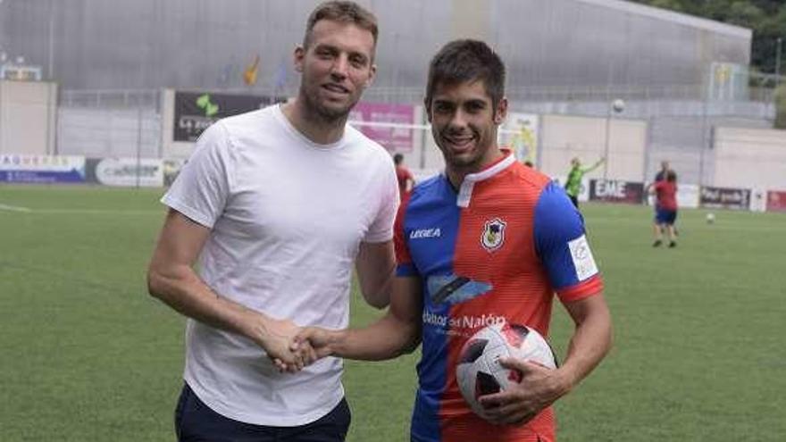 Michu, junto a David González, ayer.