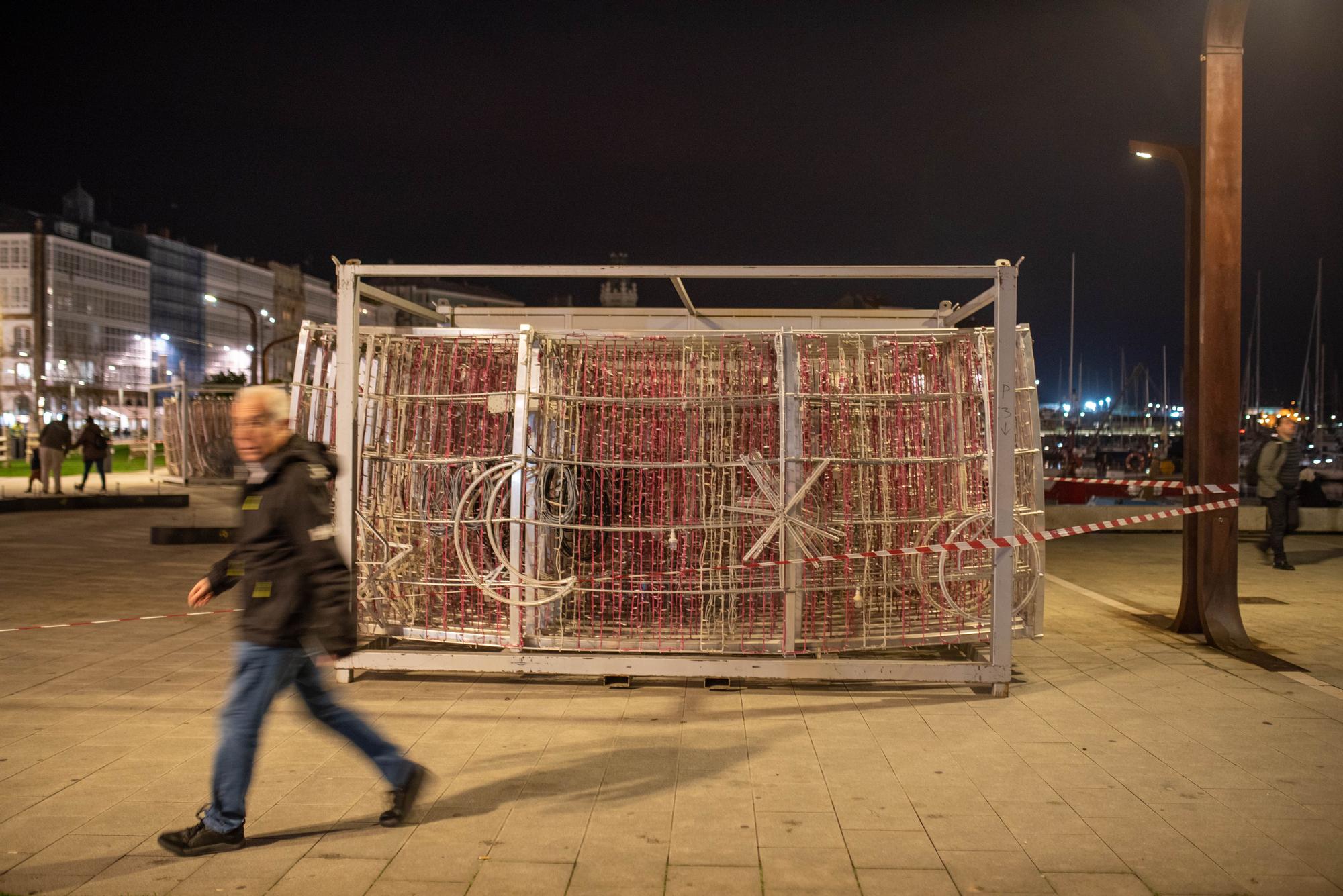 El árbol y la bola, preparados para la Navidad 2022 en A Coruña