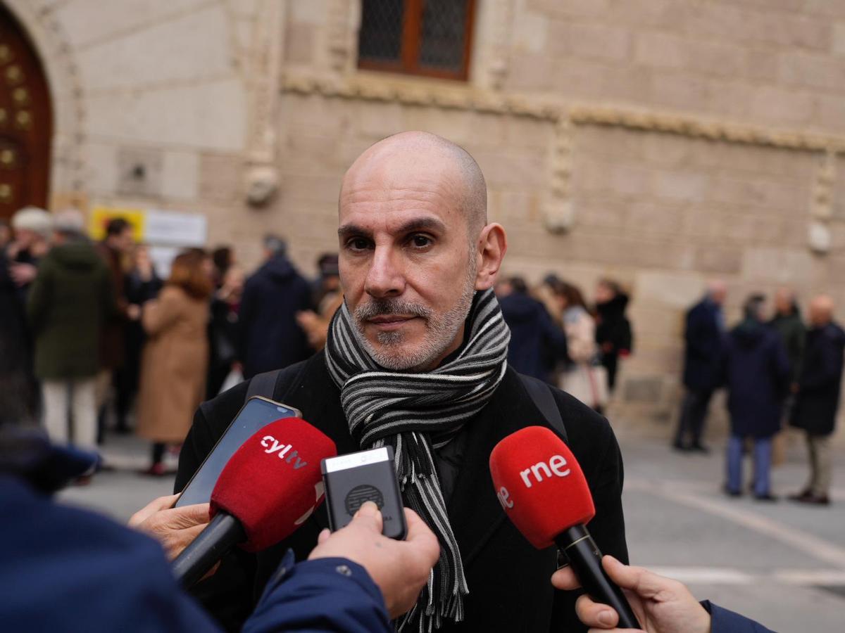 Patricio Cuadra efectúa declaraciones a periodistas