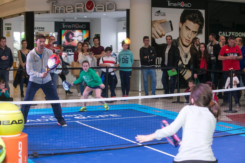 El excampeón de Roland Garros arropa la presentación del I Open Pádel Cope junto a representantes del Hércules y el HLA Lucentum