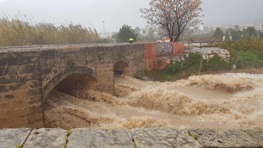 El río Gorgos se desborda en Xàbia y Dénia habilita el centro social para posibles desalojos