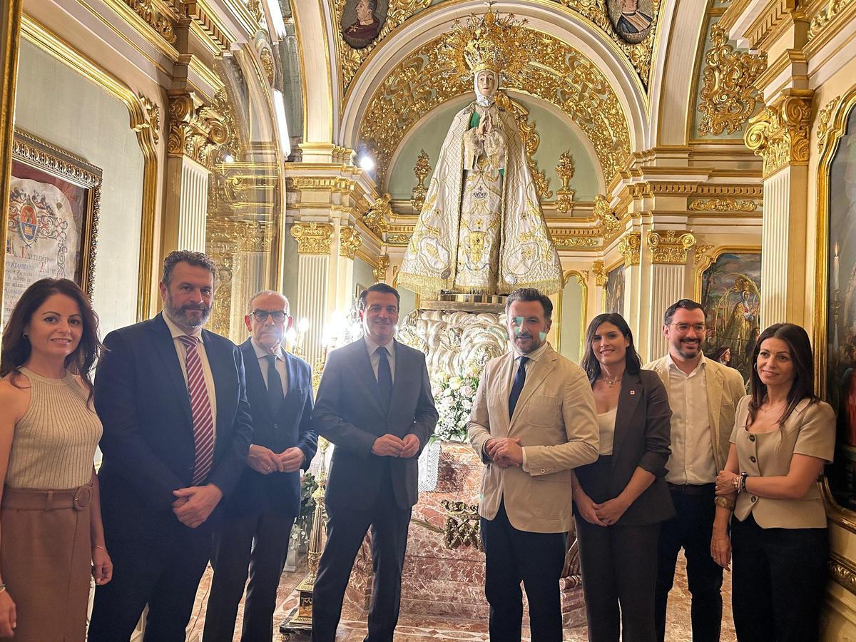 El alcalde de Córdoba ofrenda a la patrona junto a Ruz y ediles ilicitanos