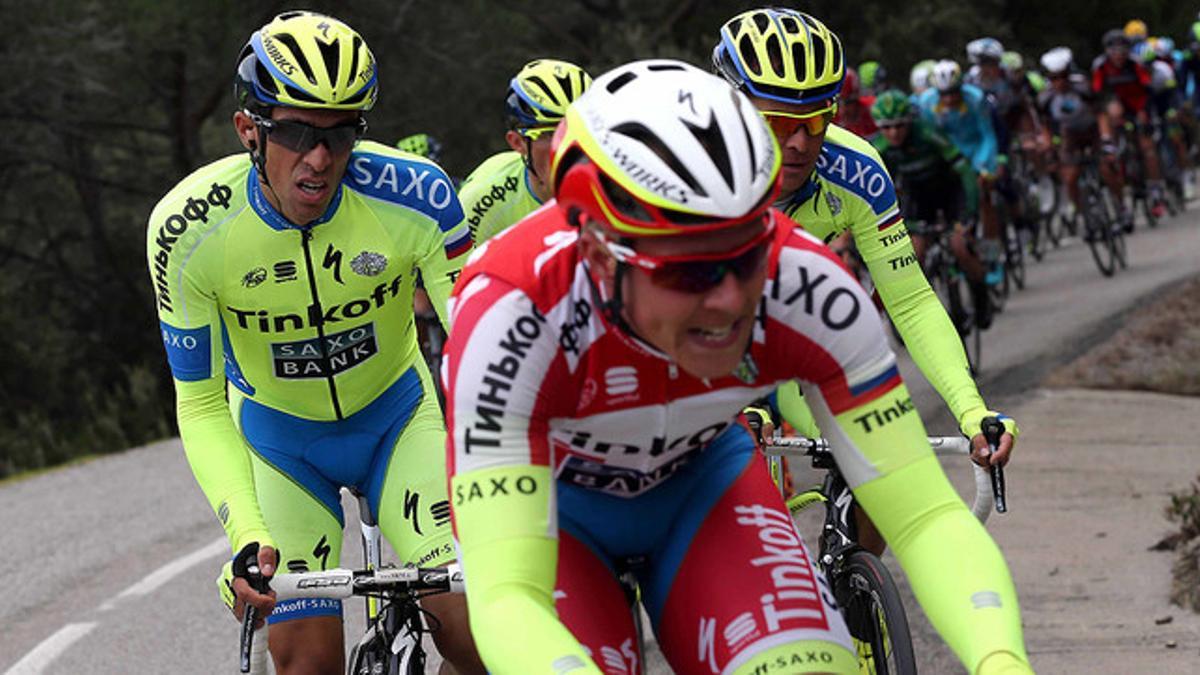 Alberto Contador (izquierda), arropado por su equipo, durante la tercera etapa de la Volta