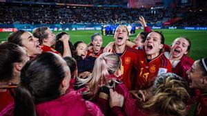 "Como exfutbolista y exárbitra, creo que es fundamental seguir apoyando el fútbol femenino"