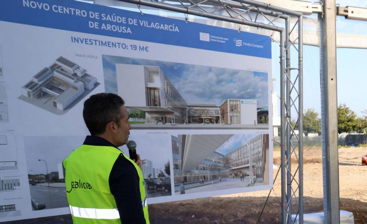 El director de obra, junto a unas fotografías del proyecto. | N.Parga