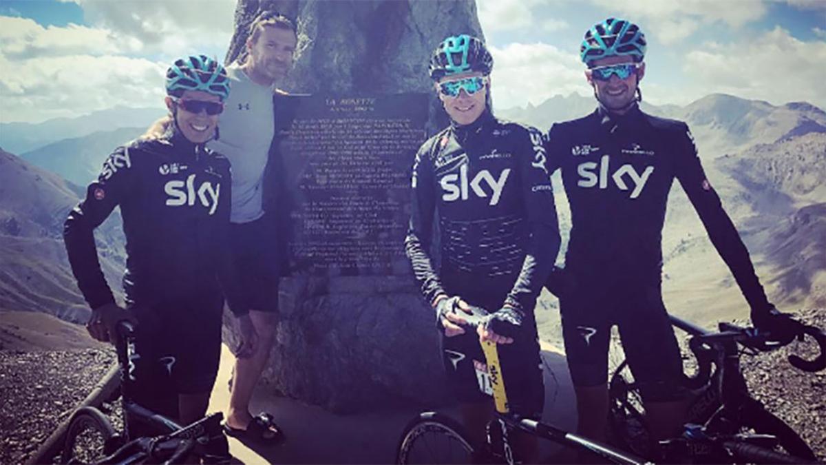 Chris Froome, junto a sus compañeros de entrenamiento en lo alto del Col de la Bonette