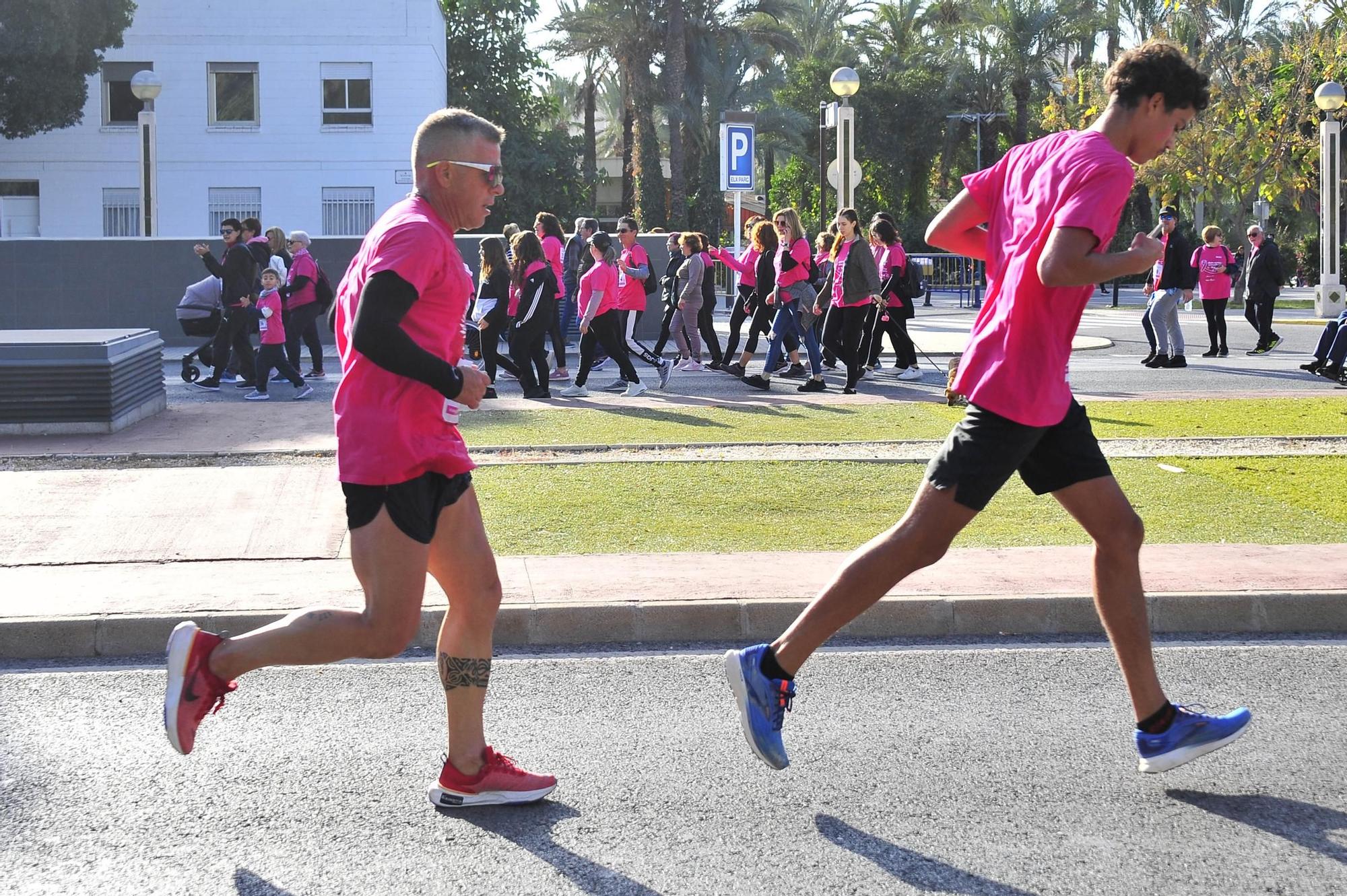 Una marea rosa imparable contra el cáncer de mama en Elche