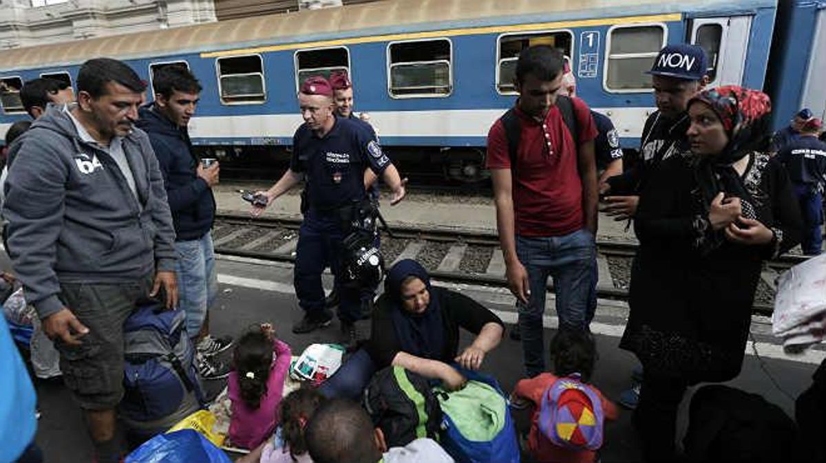 Immigrants i refugiats intenten desesperadament pujar al tren de Budapest (Hongria) amb destí a Alemanya i Àustria.