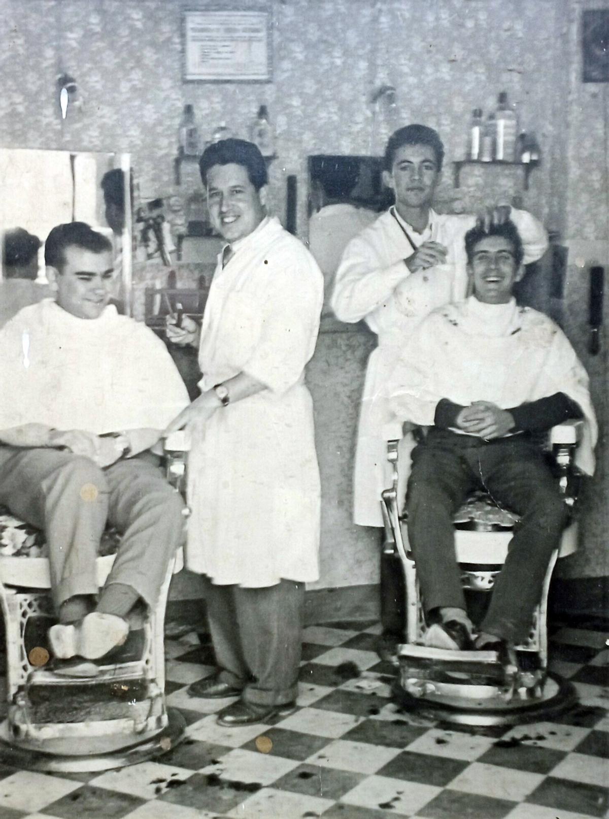 El joven Benjamín Fernández, a la derecha, en sus primeros tiempos en la barbería de calle Bailén.