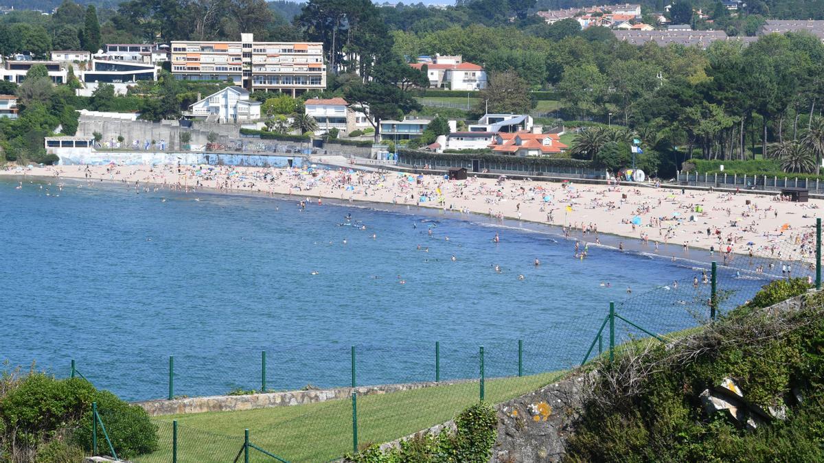 Panorámica de la playa de Bastiaugueiro, en Oleiros.