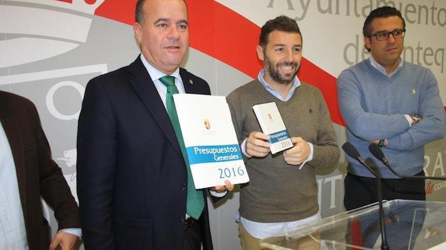 El alcalde de Antequera, Manuel Barón, y el edil Juan Rosas.