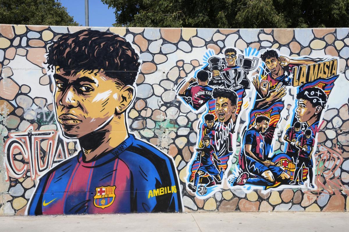 FOTODELDÍA - MATARÓ, 17/07/2025.- El parque de Rocafonda de la población de Mataró (Barcelona), estrenó ayer un grafiti mural dedicado al jugador mataronense del FC Barcelona Lamine Yamal para rendirle homenaje al futbolista y a sus raíces, un mural pintado el artista urbano local Mateo Lara sobre la obra de Toni Salazar. EFE/Alejandro Garcia