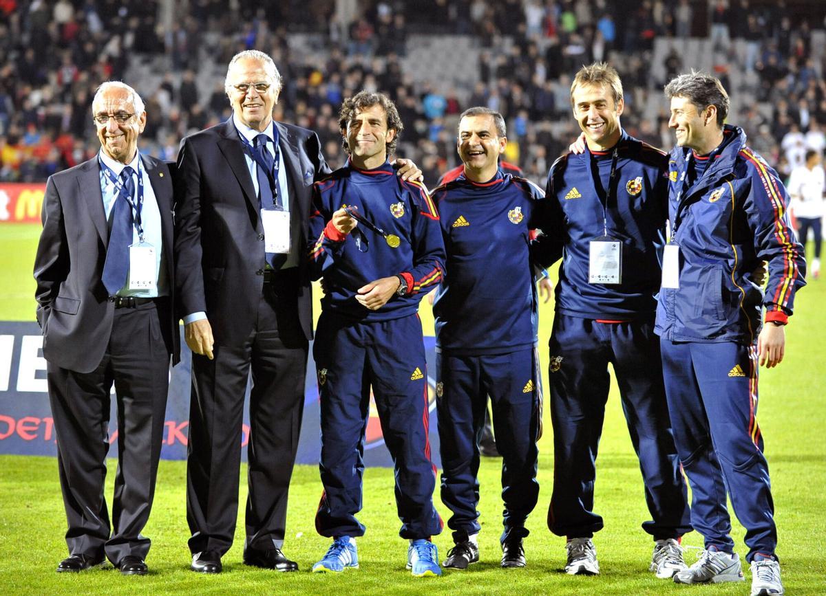 Luis Milla y sus ayudantes, entre ellos Julen Lopetegui, tras ganar la Eurocopa sub'21 en 2011.