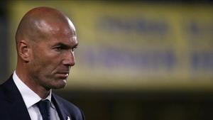 Zidane observa el juego del Madrid en Las Palmas.