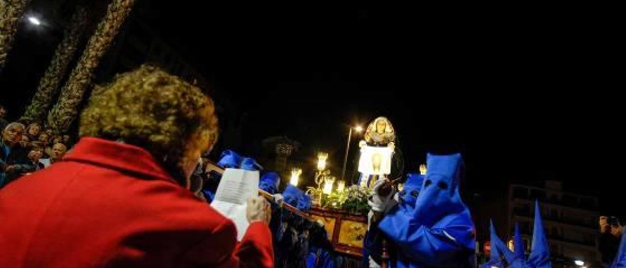 Imagen de una de las procesiones de Semana Santa más multitudinarias de Elda.