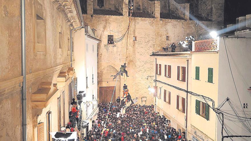 Un Pi muy difícil desluce la fiesta de la Plaça Vella de Pollença