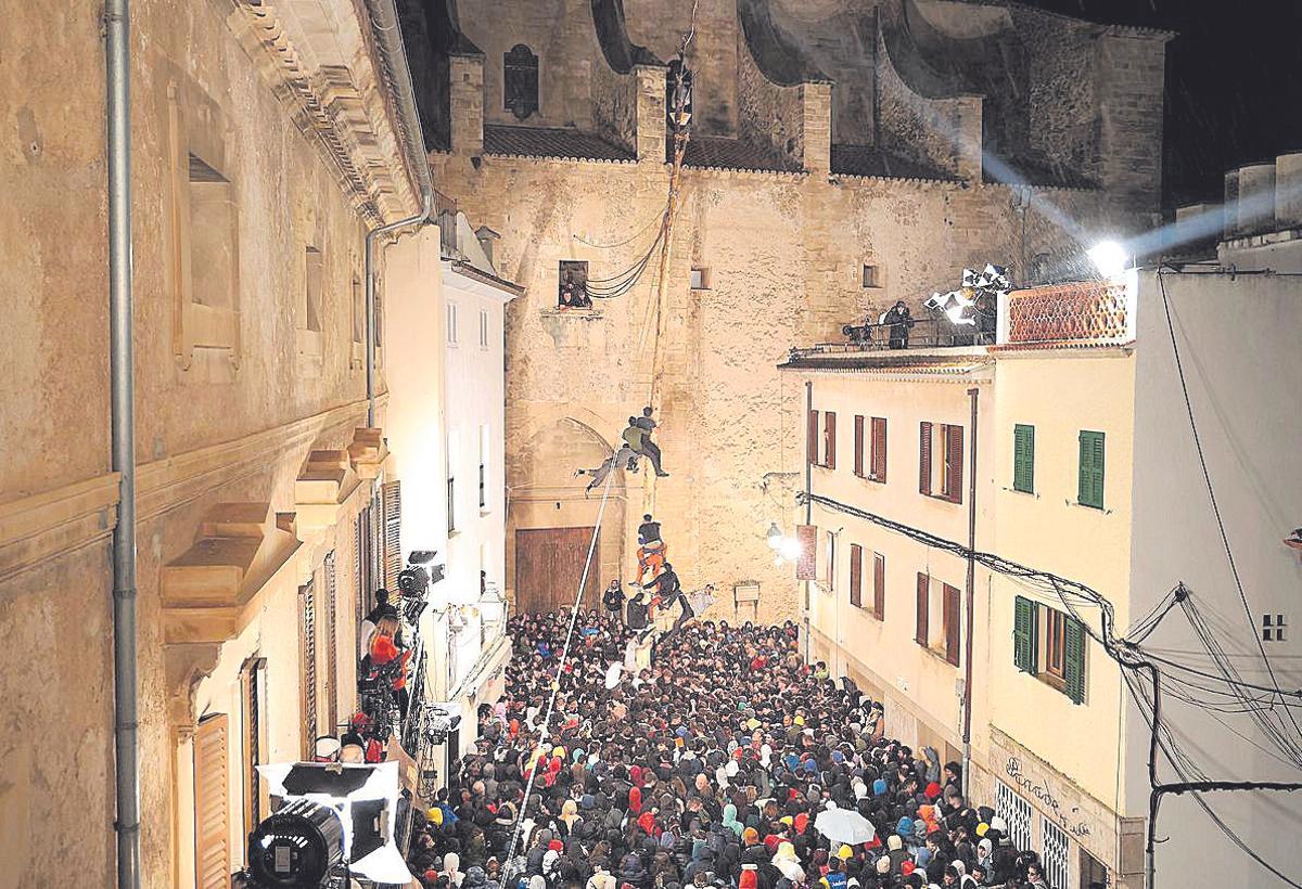 Un Pi muy difícil desluce la fiesta de la Plaça Vella de Pollença