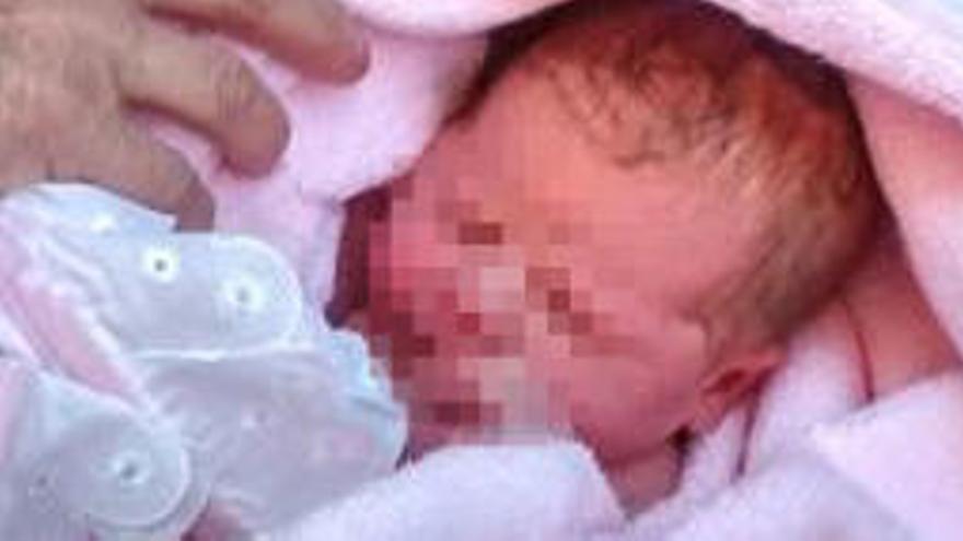 "La bebé estaba tapada con una mantita y cuando la he cogido en brazos estaba temblando"