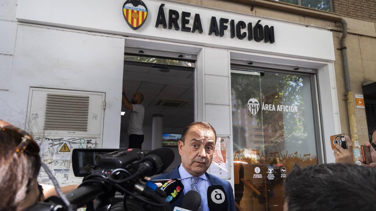 Miguel Zorío, atendiendo a los medios