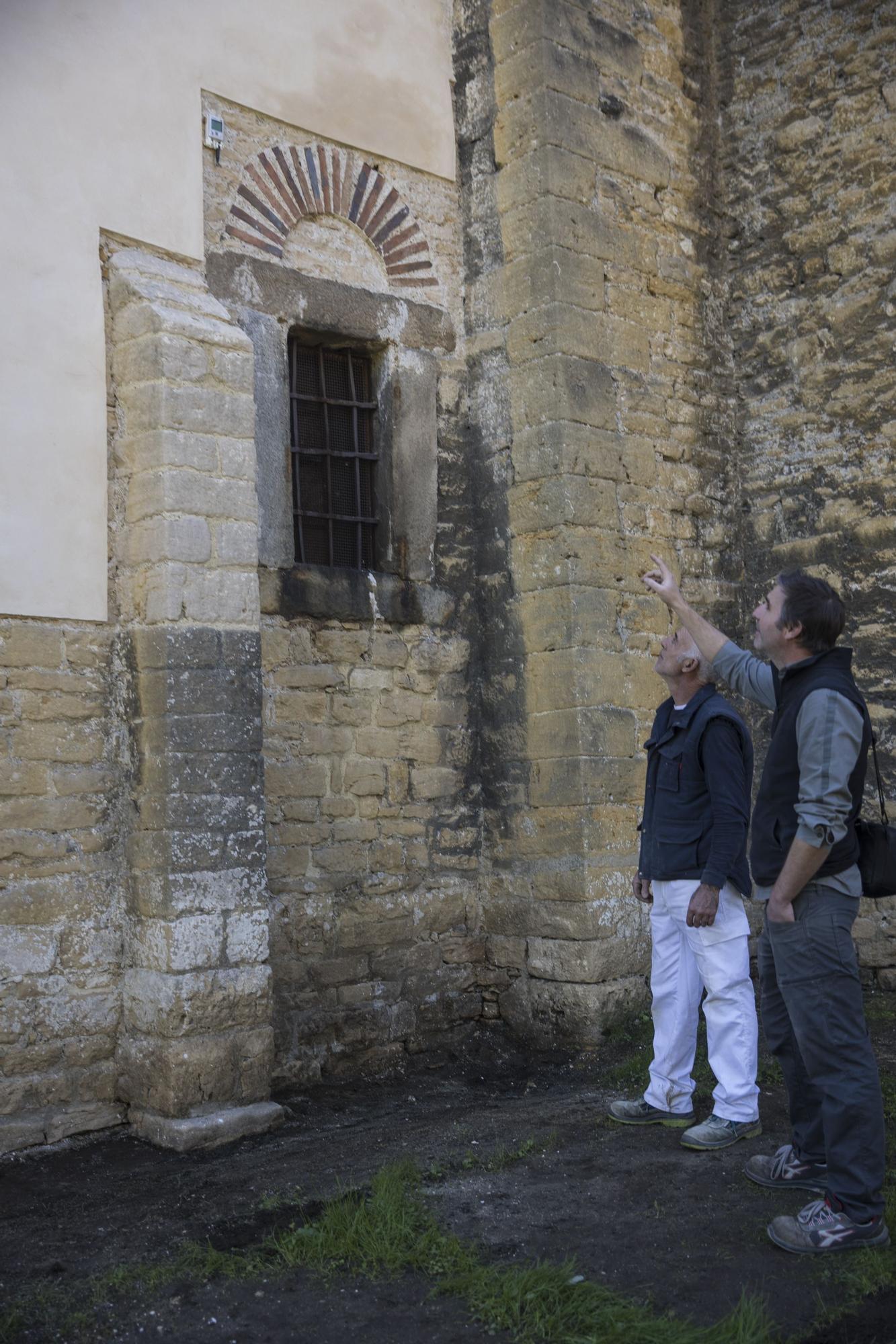 Así está la iglesia de Santullano después de recuperar la carga de mortero en sus muros