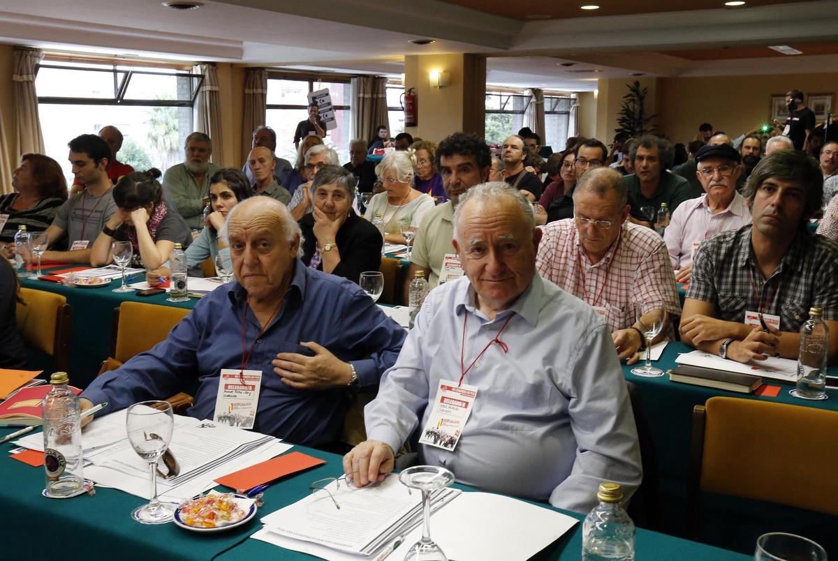 Xesús Alonso Montero (d.) durante el congreso del PCG celebrado en Vigo en octubre de 2014