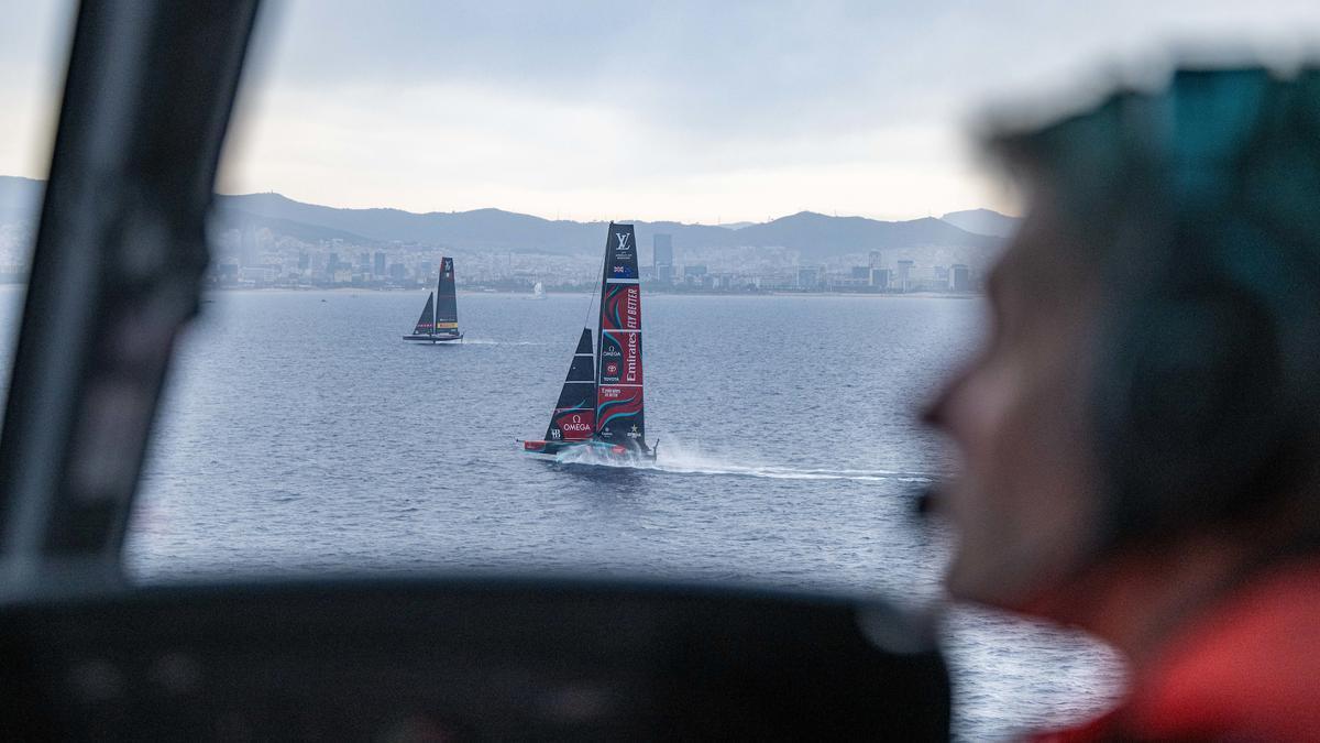 Un operador de helicóptero observa la regata entre los veleros neozelandés e italiano, a principios de septiembre.