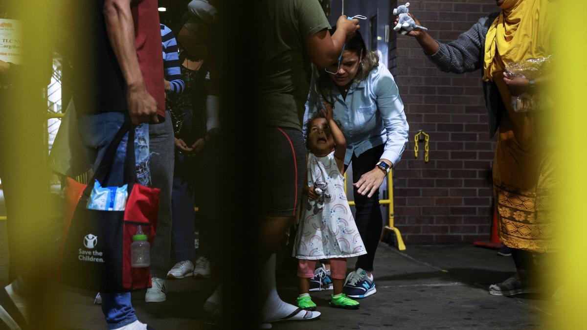 Un grupo de migrantes procedentes de Texas tras cruzar la frontera con EEUU son recibidos por voluntarios a su llegada a la terminal de autobús de Port Authority en Nueva York, este miércoles.
