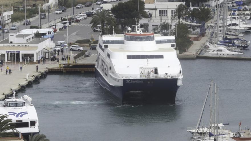 Una embarcación que cubre el trayecto entre las Pitiüses, junto a la estación marítima del puerto de Ibiza.