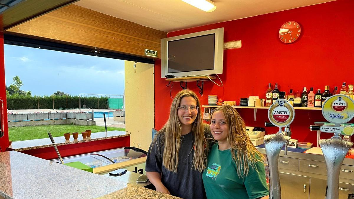 Jóvenes que van a gestionar la piscina de Rabanales de Aliste