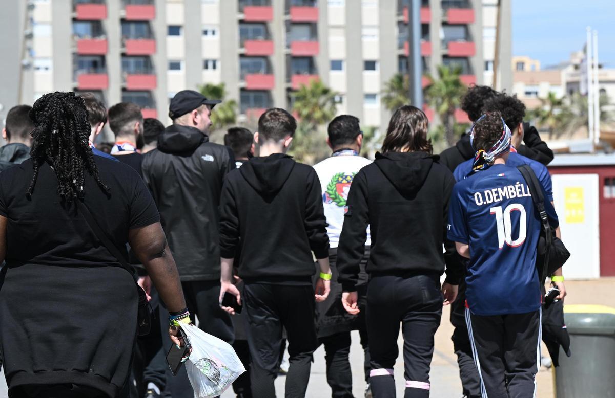 Aficionados del PSG con discreción por la Barceloneta