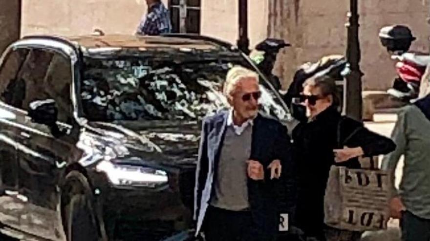 Paseo artístico de Michael Douglas y Cristina Macaya por Palma