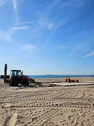 Más limpieza y mantenimiento en las playas de Sagunt