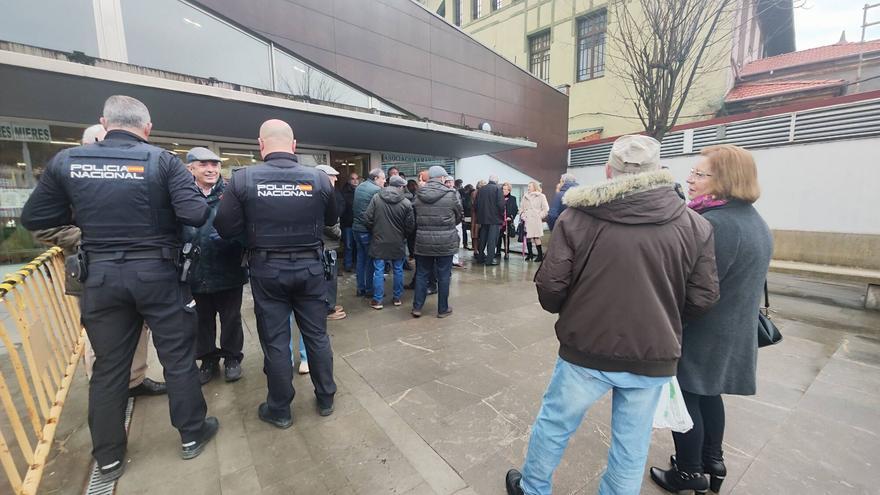 La "guerra" en el centro de mayores de Mieres se recrudece (y precisa de intervención policial)