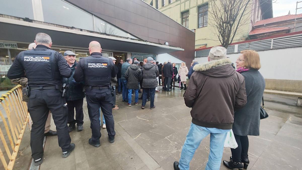 Agentes de la Policía tratan de mediar en el conflicto generado en el centro de mayores de Mieres.