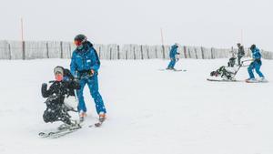 Niños y niñas con algún tipo de discapacidad han disfrutado de una mañana de esquí adaptado
