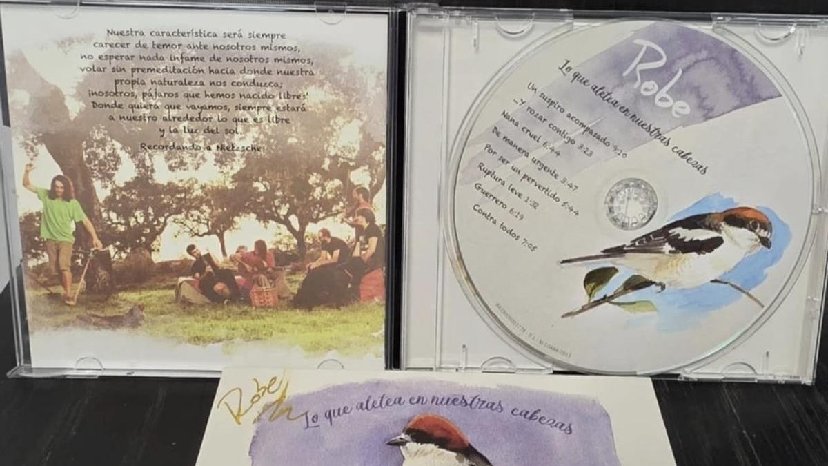 El primer disco en solitario de Robe, firmado, sale a subasta en Plasencia por los animales
