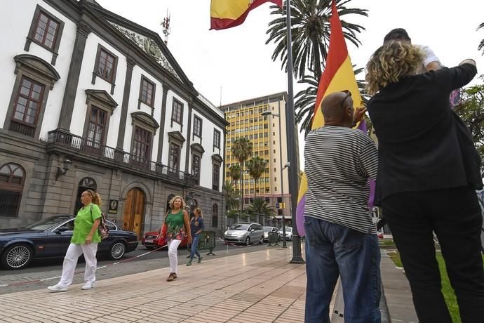 17-07-19 CANARIAS Y ECONOMIA. PARQUE DE SAN TELMO. LAS PALMAS DE GRAN CANARIA. Manifestacion, concentracion y despliegue de la bandera republicana delante del Palacio Militar. Fotos: Juan Castro.  | 17/07/2019 | Fotógrafo: Juan Carlos Castro