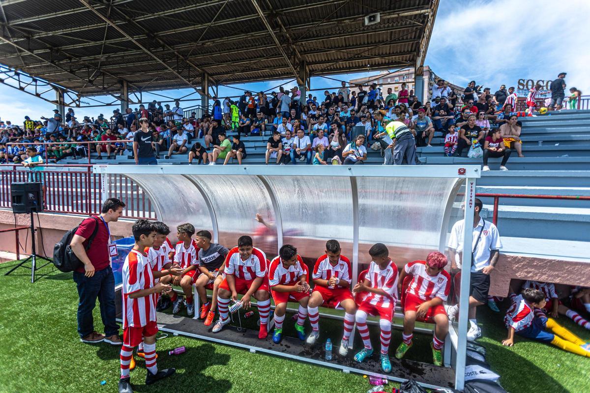 La Mina celebra su primera Champions infantil