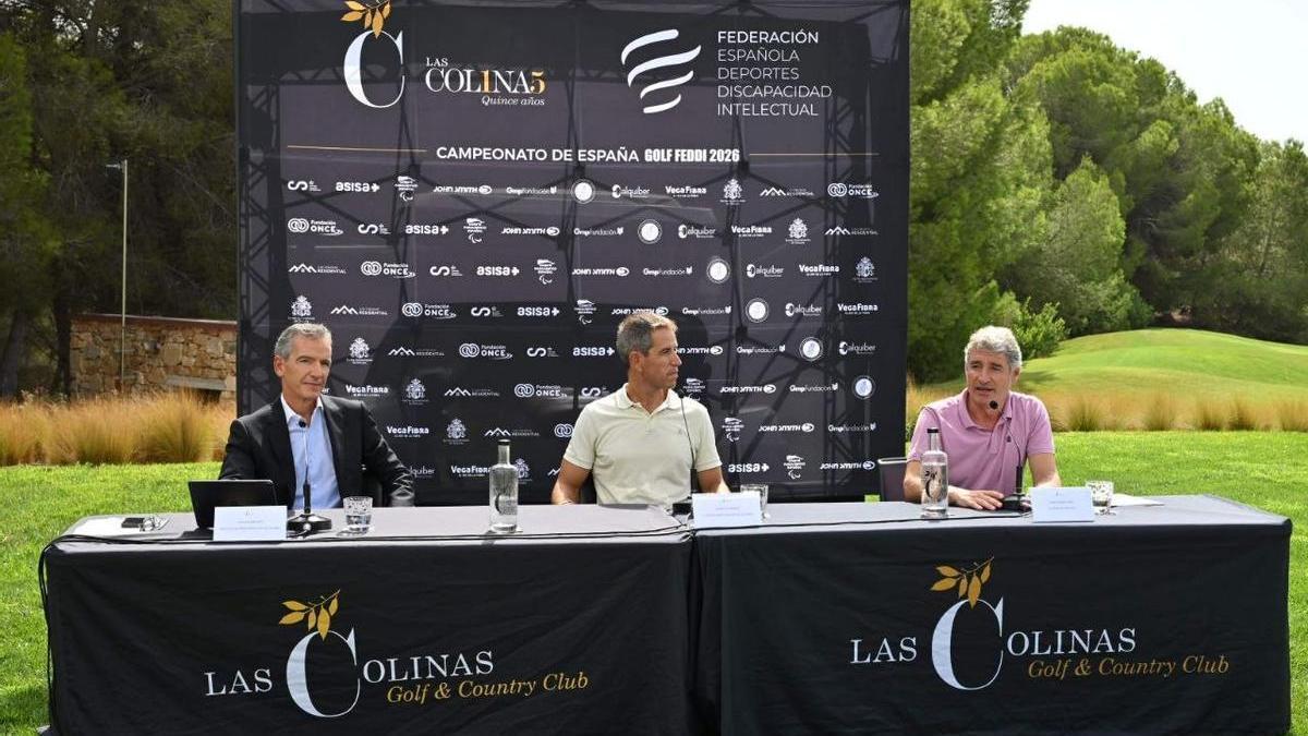 De izquierda a derecha, Javier Rodríguez, director de Operaciones de Las Colinas, Javier Gutiérrez, vicepresidente deportivo de FEDDI, y José Vegara, alcalde de Orihuela.