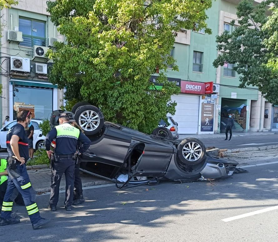 Un herido en Alicante al volcar su coche en la avenida de Dénia
