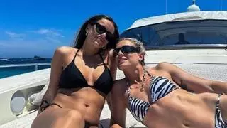 Alexia Putellas navega por las aguas de Ibiza junto a su hermana