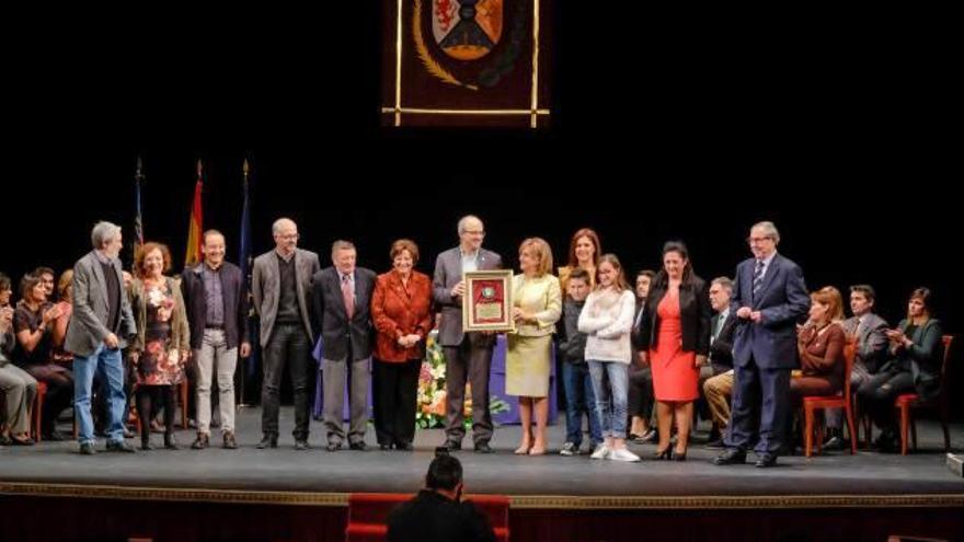 Momento de la entrega de la máxima distinción de la ciudad al centro educativo.