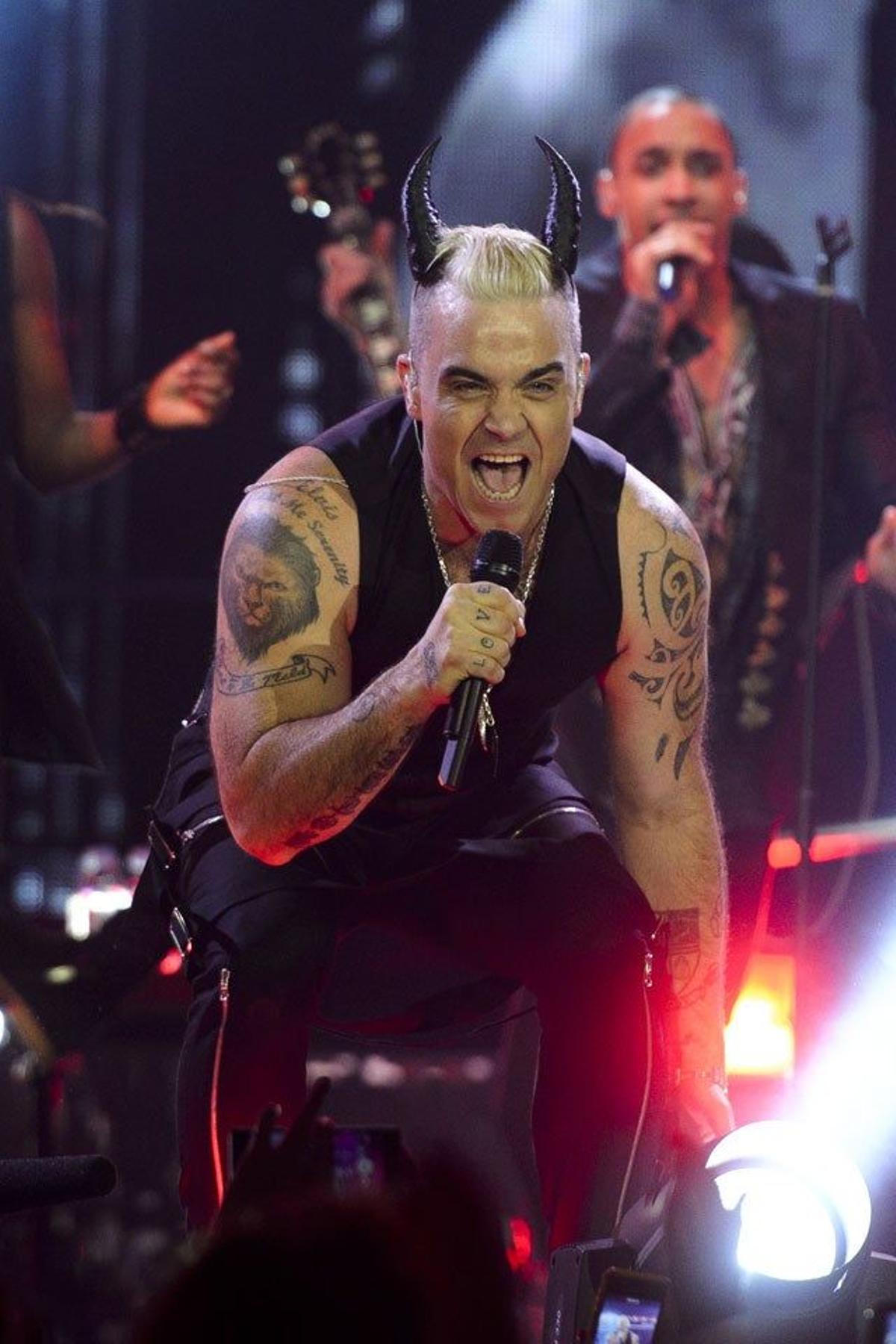 Robbie Williams con cuernos sobre el escenario