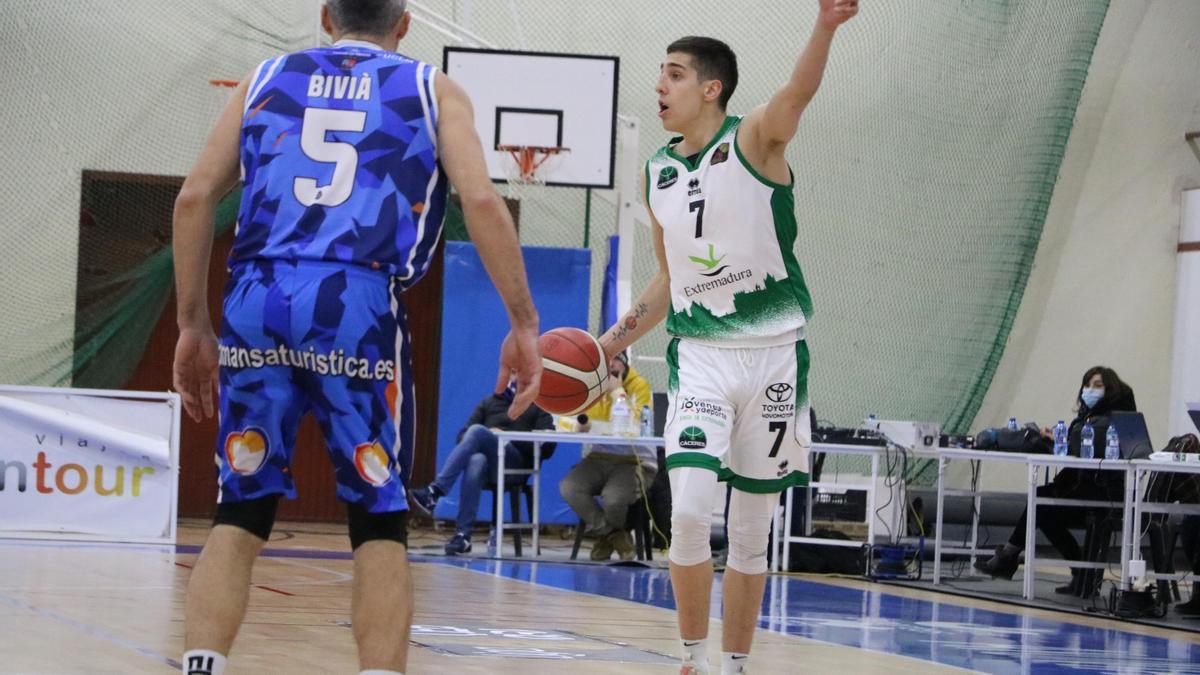 Mateo Díaz ordena jugada en el partido ante el Almansa.