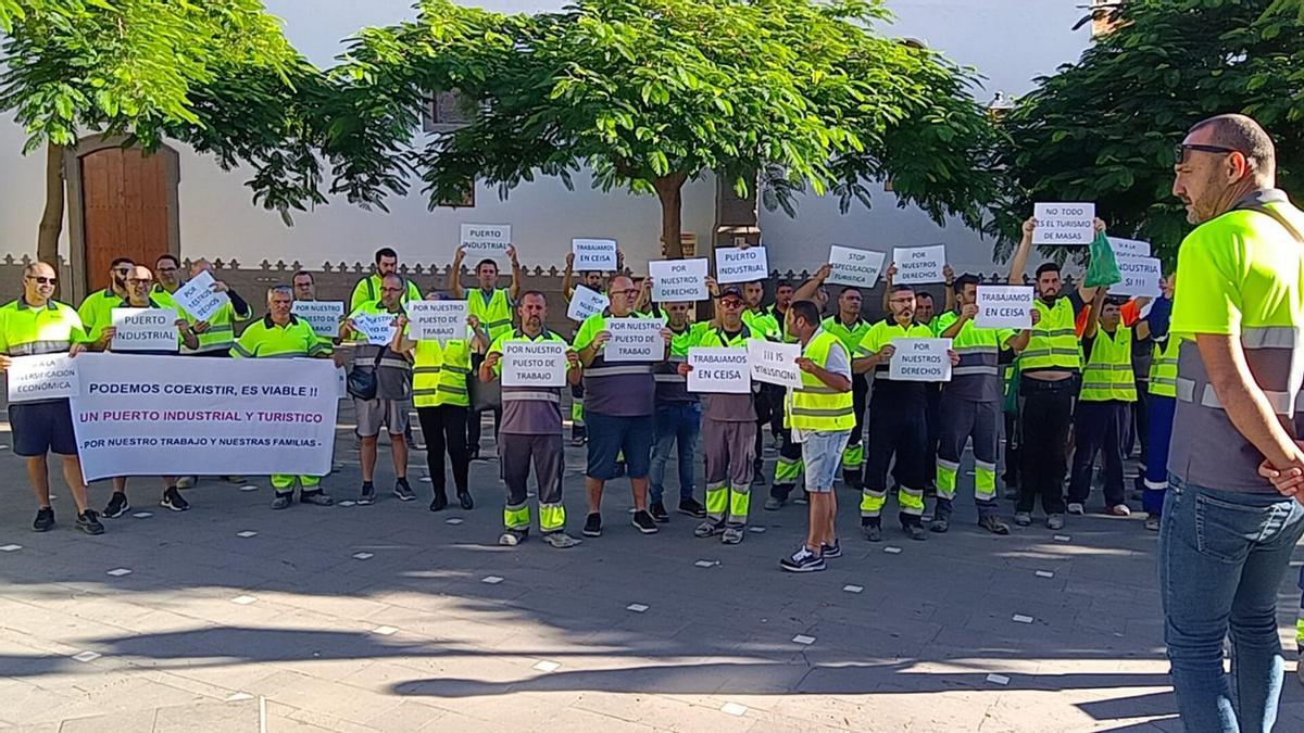 Los trabajadores de la cementera se concentran frente al Ayuntamiento de San Bartolomé de Tirajana