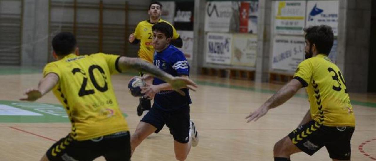 El central del Bueu Atlético Brais ante el Carnes do Ribeiro. |  // G. NÚÑEZ