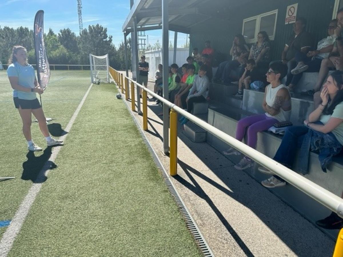 En imágenes: el club Valdés ACF conoce los secretos del portero gracias a la avilesina María Echezarreta, "Cheza"