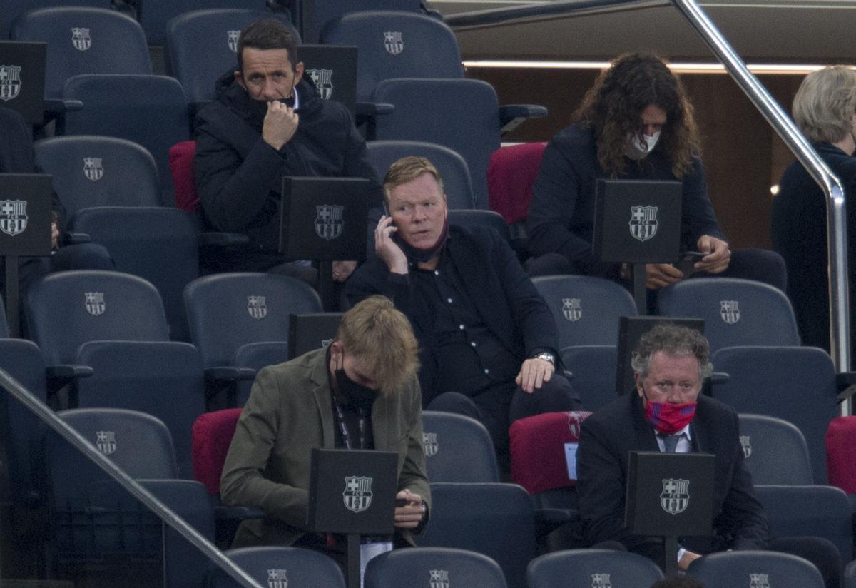 Koeman da instrucciones a Schreuder, su ayudante, desde el palco del Camp Nou durante el Barça-Granada.