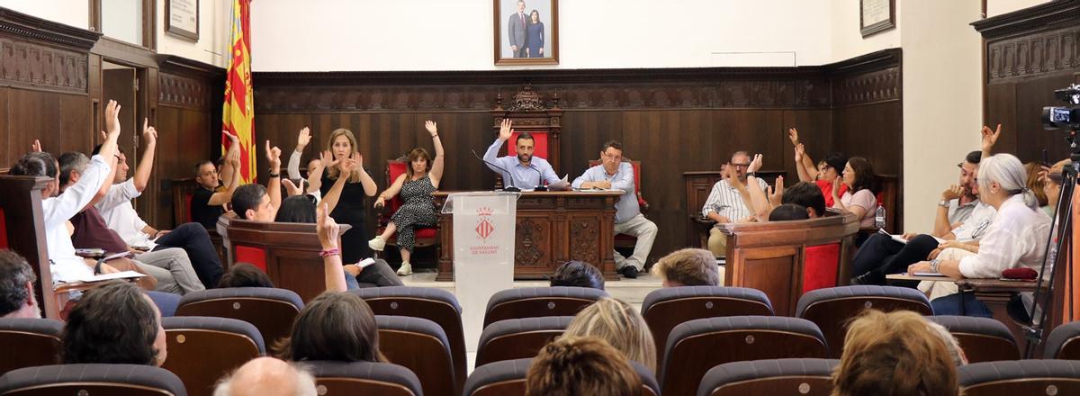 Una votación en el pleno de Sagunt de este jueves.